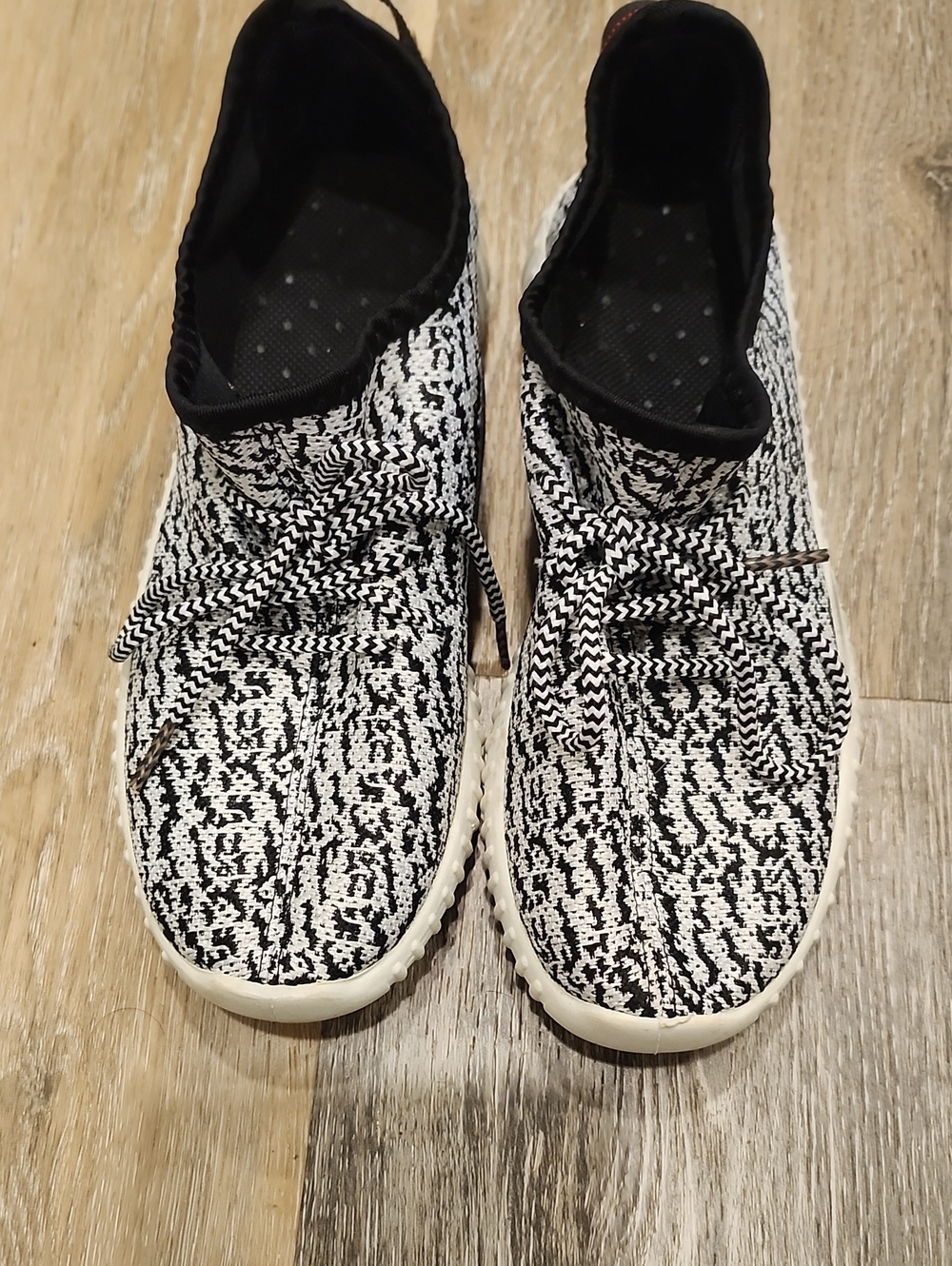 Casual Knit Lace-Up Women’s Sneakers - Black & White